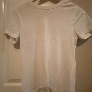 LULULEMON TEE